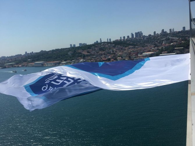 Şampiyon Anadolu Efes’in Bayrağı Köprüye Asıldı
