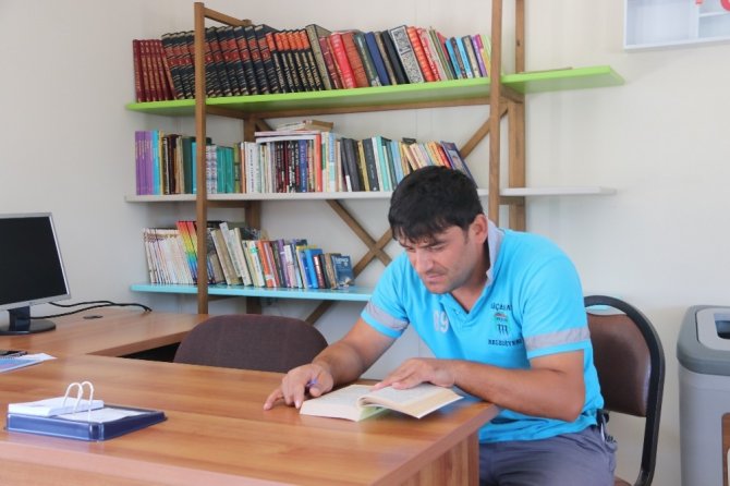 Çöplerden Topladıkları Kitaplarla Kütüphane Açtılar