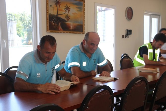 Çöplerden Topladıkları Kitaplarla Kütüphane Açtılar