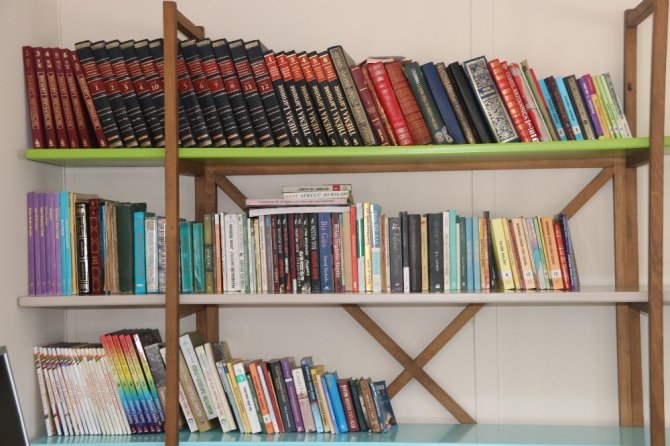 Çöplerden Topladıkları Kitaplarla Kütüphane Açtılar