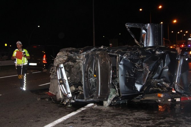 Otomobil Orta Refüje Çarparak Takla Attı: 1 Ölü, 4 Yaralı