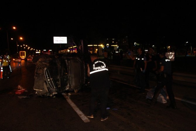 Otomobil Orta Refüje Çarparak Takla Attı: 1 Ölü, 4 Yaralı
