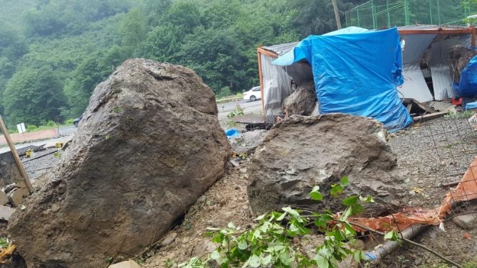 Uzungöl Yolu Üzerinde Bulunan Kayalar Temizlendi