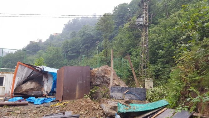 Uzungöl Yolu Üzerinde Bulunan Kayalar Temizlendi