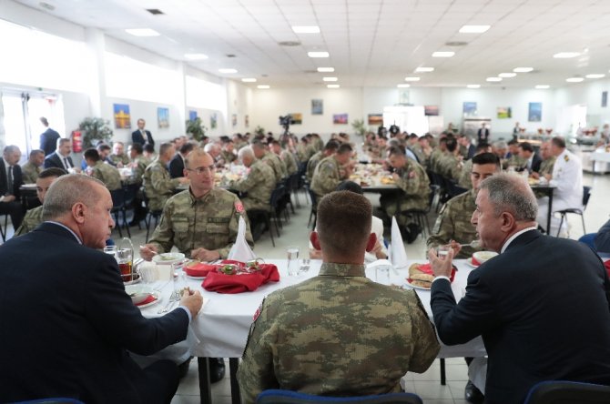 Bosna’da Barış Gücü’nde Görevli Türk Askerlerini Ziyaret Etti