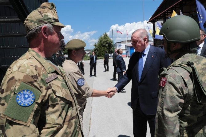Cumhurbaşkanı Erdoğan Ve Bakan Akar, Bosna Hersek’te Mehmetçik’i Ziyaret Etti