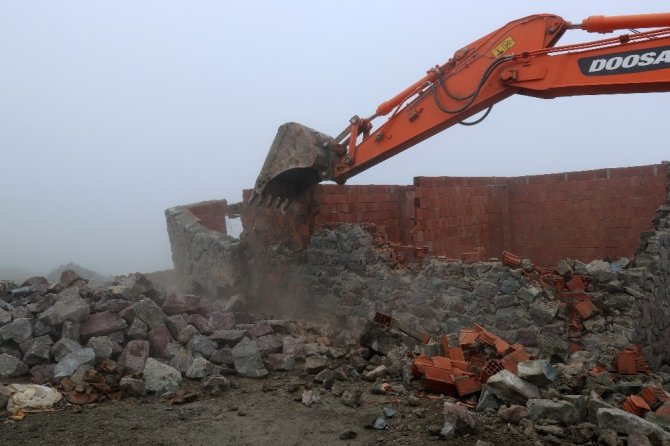 Gümüşhane Yaylalarındaki Kaçak Binaların Yıkımı Devam Ediyor