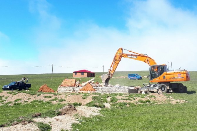 Gümüşhane Yaylalarındaki Kaçak Binaların Yıkımı Devam Ediyor