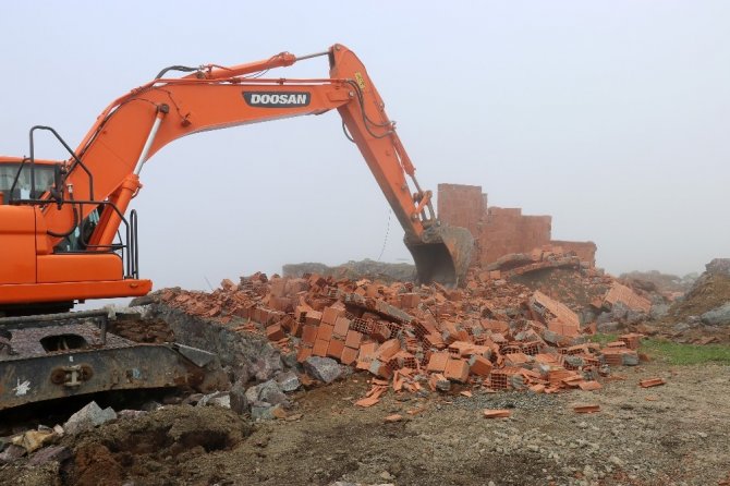 Gümüşhane Yaylalarındaki Kaçak Binaların Yıkımı Devam Ediyor