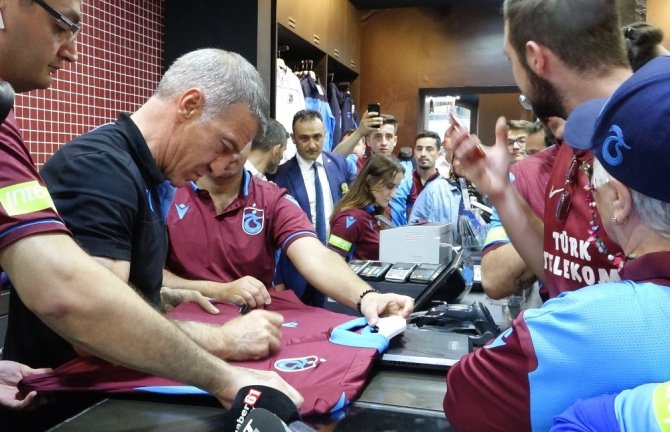 Ahmet Ağaoğlu, Ts Clup Mağazasında Forma Satışı Yapıp, İmza Dağıttı
