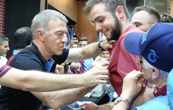 Ahmet Ağaoğlu, Ts Clup Mağazasında Forma Satışı Yapıp, İmza Dağıttı