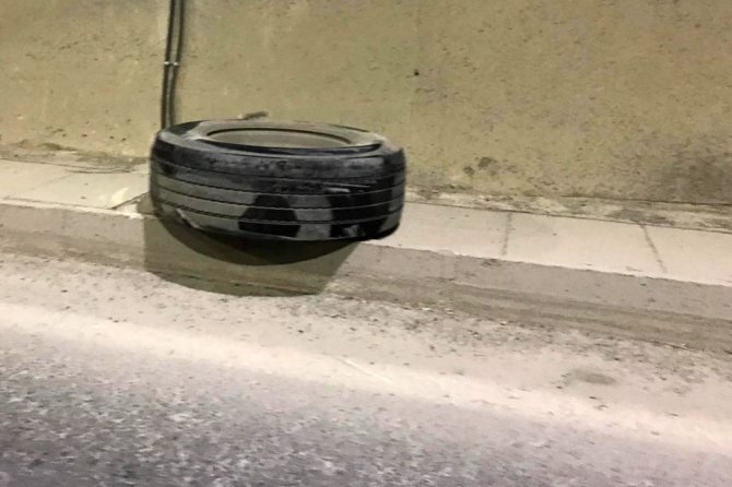 Tırdan Düşen Yedek Lastik Az Kalsın Faciaya Sebep Oluyordu