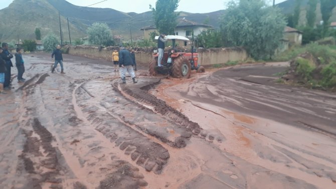 Sel Suları Sungurlu-çankırı Yolunu Trafiğe Kapattı