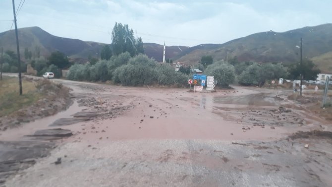 Sel Suları Sungurlu-çankırı Yolunu Trafiğe Kapattı