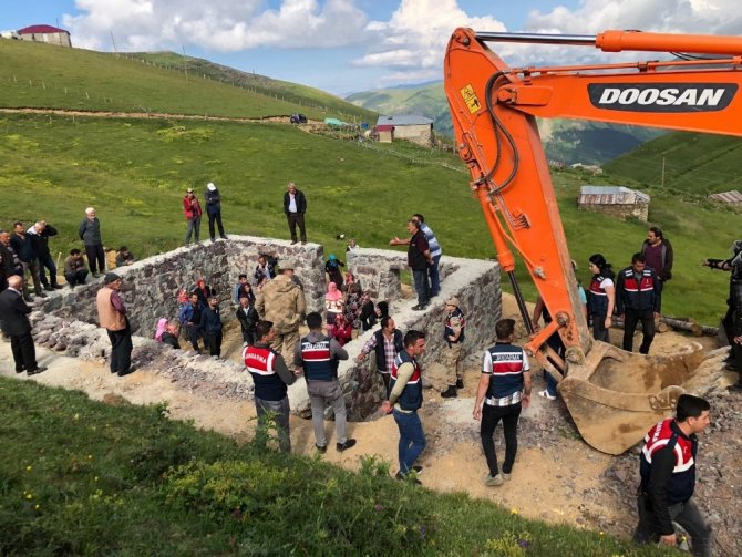 Gümüşhane’de Yaylalardaki Kaçak Yapıların Yıkımında Arbede Çıktı