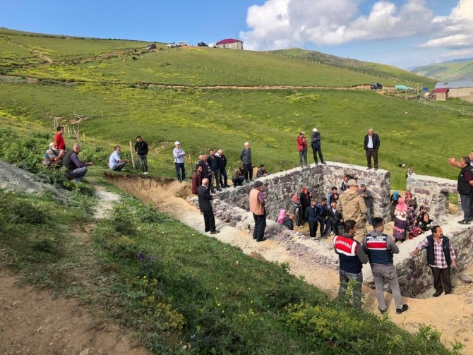 Gümüşhane’de Yaylalardaki Kaçak Yapıların Yıkımında Arbede Çıktı