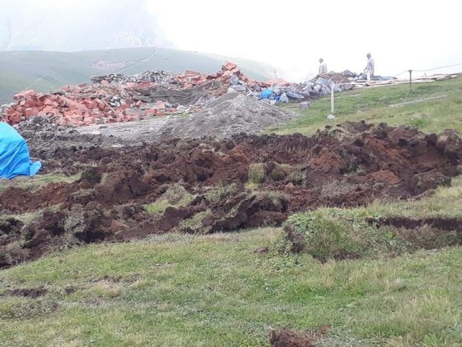 Gümüşhane’de Yaylalardaki Kaçak Yapıların Yıkımında Arbede Çıktı