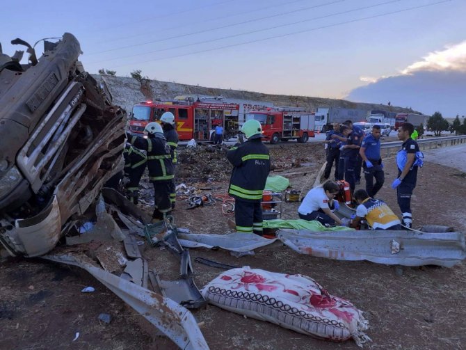 Gaziantepâte kontrolden Ã§Ä±kan tÄ±r orta bariyerlere Ã§arparak devrildi. KazanÄ±n ardÄ±ndan yol savaÅ alanÄ±na dÃ¶nerken, tÄ±rda bulunan 3 kiÅi Ã¶ldÃ¼. ile ilgili gÃ¶rsel sonucu