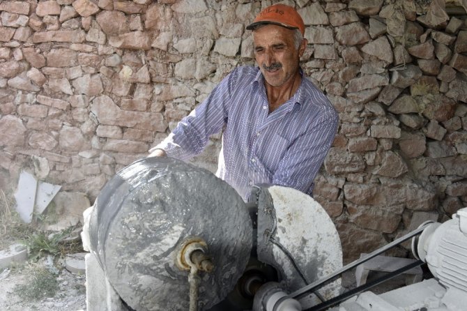 Ekmeğini Taştan Çıkarıyor