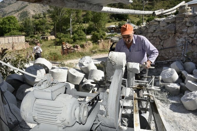 Ekmeğini Taştan Çıkarıyor