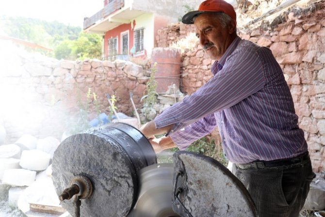 Ekmeğini Taştan Çıkarıyor