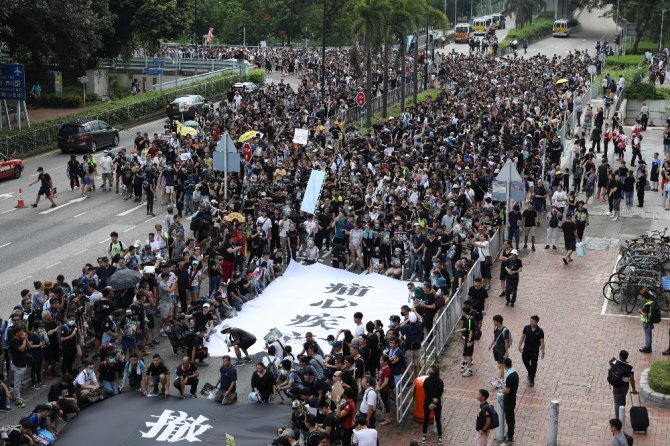 Hong Kong’da Protestocular Banliyöye İndi