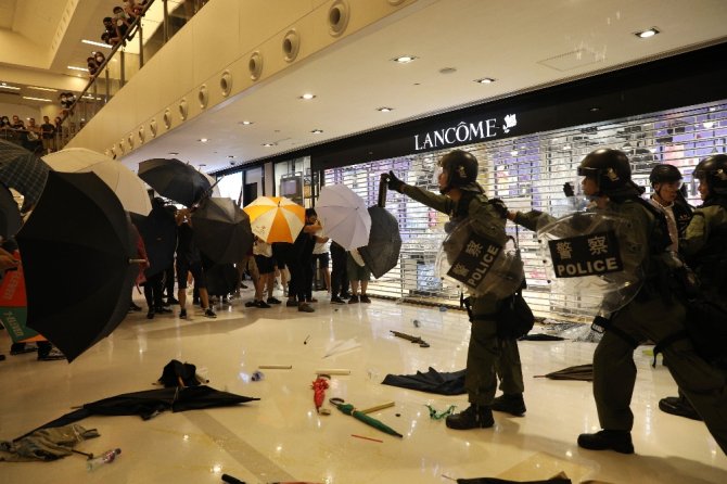 Hong Kong’da Protestocular Banliyöye İndi