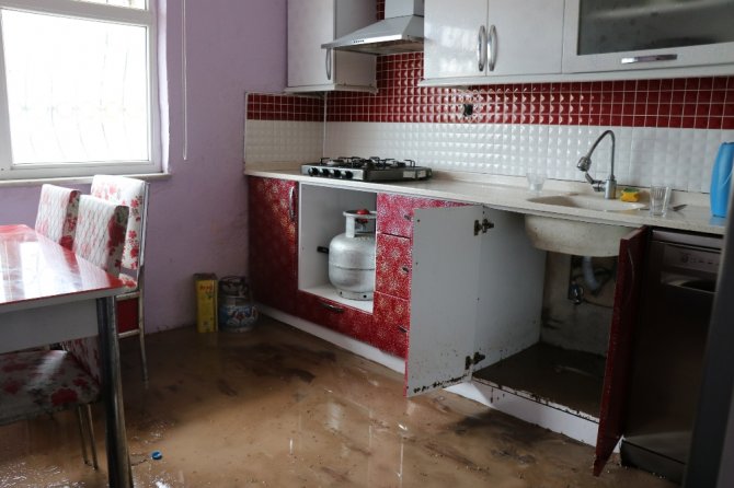 Evini Lağım Suyu Bastı: Gözyaşlarını Tutamadı