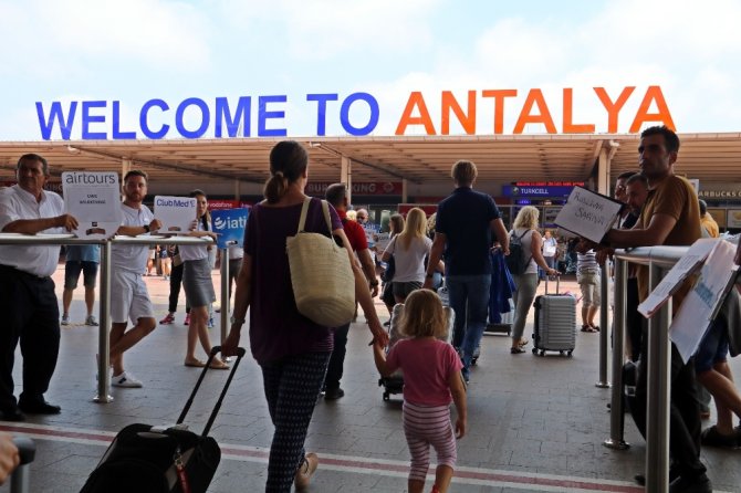 Antalya’da Gökten Turist Yağdı: Rekor Kırıldı