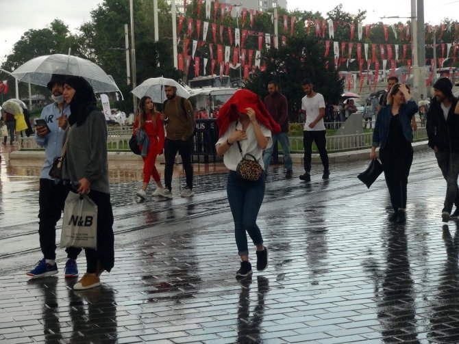 Taksim’de Vatandaşlar Yağmura Hazırlıksız Yakalandı