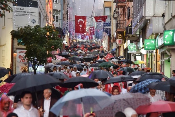 Yağmuru Aldırmadan, 15 Temmuz Şehitleri İçin Yürüdüler