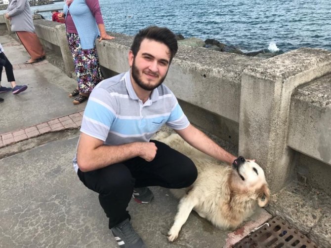 Kayalıklara Sıkışan Köpeği Sahilden Geçen Bir Genç Kurtardı