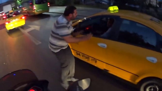 Şişli’de Minibüs Şoförü Taksiciyi Darp Etti