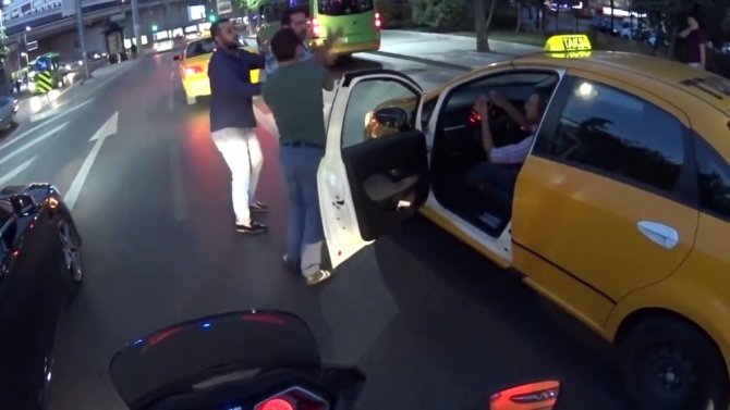 Şişli’de Minibüs Şoförü Taksiciyi Darp Etti