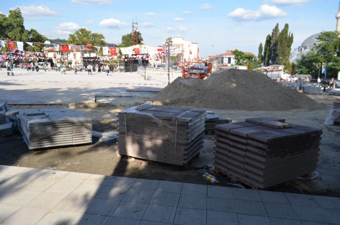 Belediye Yapımı Tamamlanmayan Meydanı Açtı