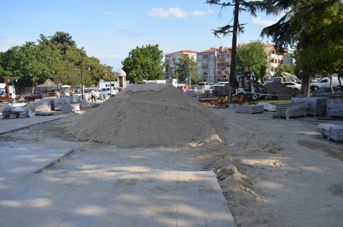 Belediye Yapımı Tamamlanmayan Meydanı Açtı