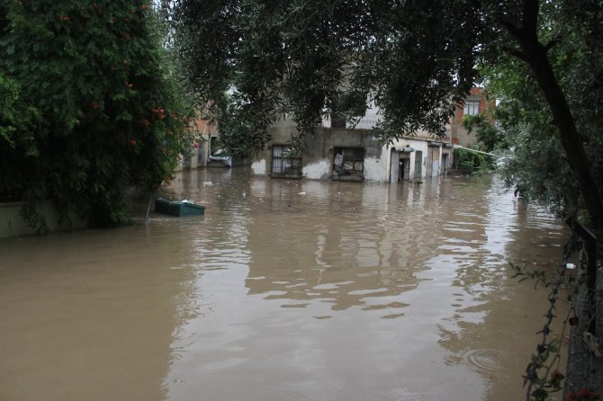 Adana’da Sağanak Yağış Su Baskınlarına Neden Oldu