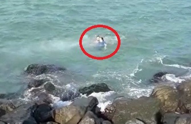 Kayalıklardan Denize Düşen Kızı Vatandaşlar Kurtardı