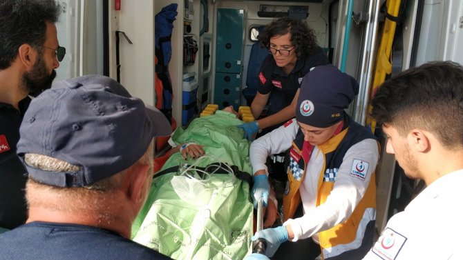 Kayalıklardan Denize Düşen Kızı Vatandaşlar Kurtardı