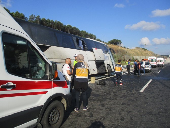Tekeri Patlayan Otobüs Bariyerlere Çıktı: 5 Yaralı