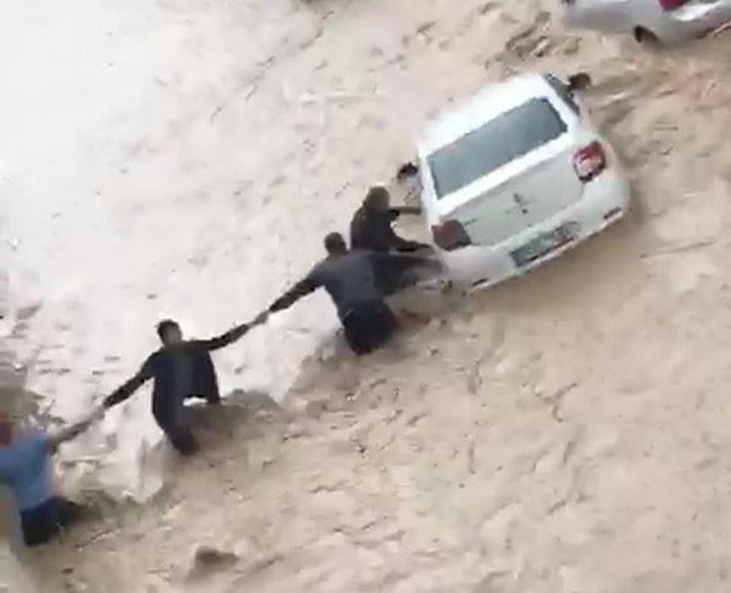 Sel Sularına Kapılan Otomobili Yüzdürerek Kurtardılar