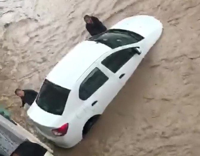 Sel Sularına Kapılan Otomobili Yüzdürerek Kurtardılar