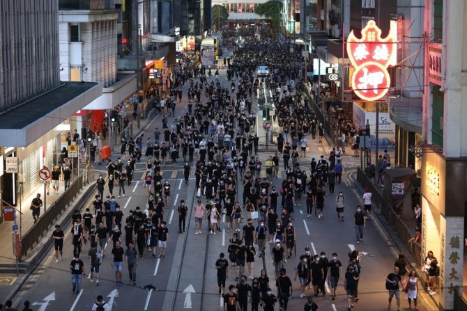 Hong Kong’da Binlerce Kişi Yeniden Sokaklarda