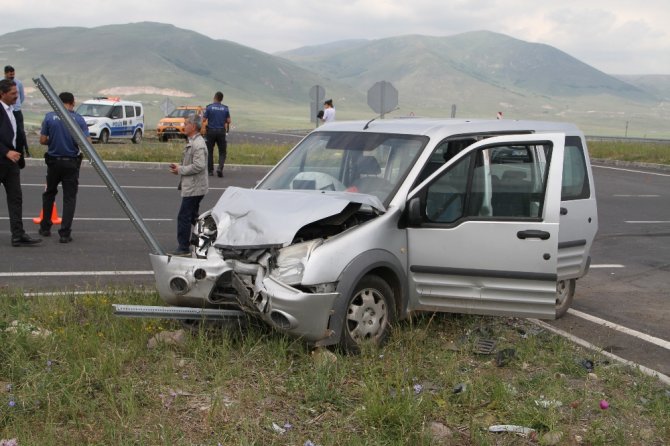 Ardahan’da Kamyonet İle Otomobil Çarpıştı: 8 Yaralı