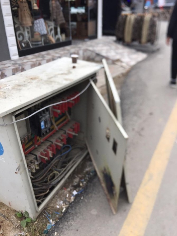 Turizm Merkezi Uzungöl’de Bulunan Kapağı Açık Elektrik Trafosu Tehlike Saçıyor