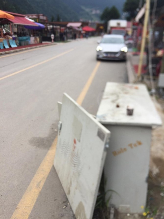 Turizm Merkezi Uzungöl’de Bulunan Kapağı Açık Elektrik Trafosu Tehlike Saçıyor