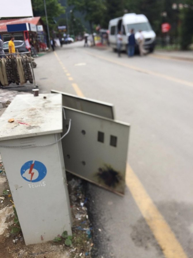 Turizm Merkezi Uzungöl’de Bulunan Kapağı Açık Elektrik Trafosu Tehlike Saçıyor