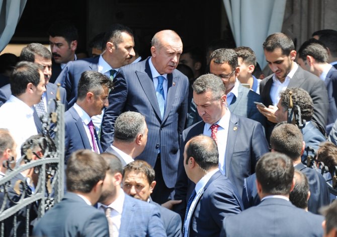 Cumhurbaşkanı Erdoğan’a Cuma Namazı Çıkışında Yoğun İlgi