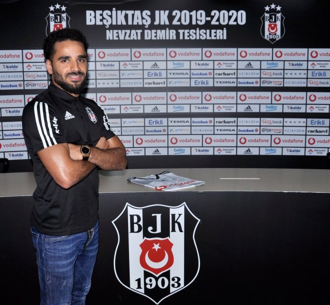 Beşiktaş, Douglas İle 3 Yıllık Sözleşme İmzaladı