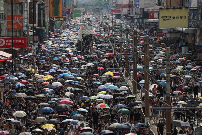 Hong Kong’da Göstericiler Ve Polis Yine Çatıştı
